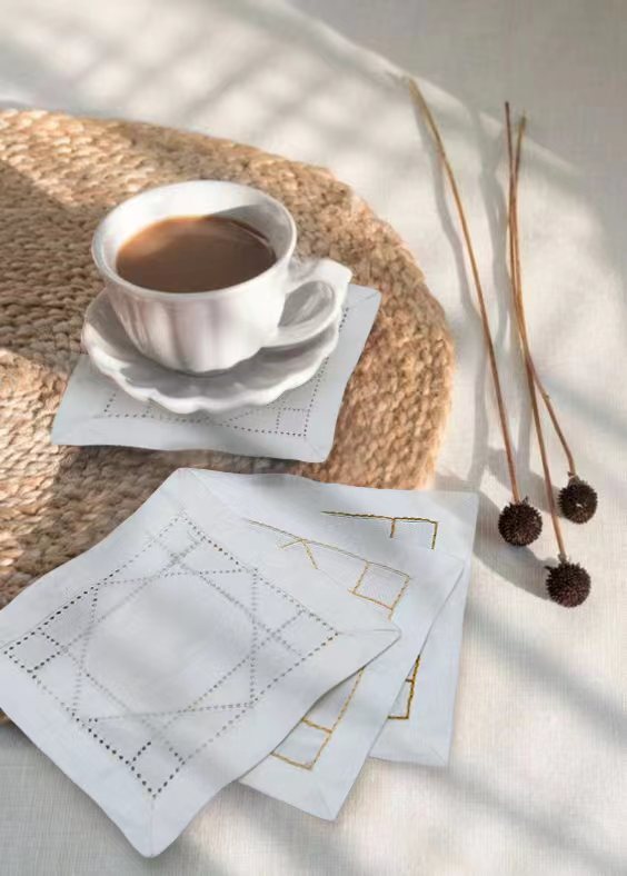 Monogrammed Handkerchief - مناديل كوكتيل فاخرة مطرزة من الكتان
