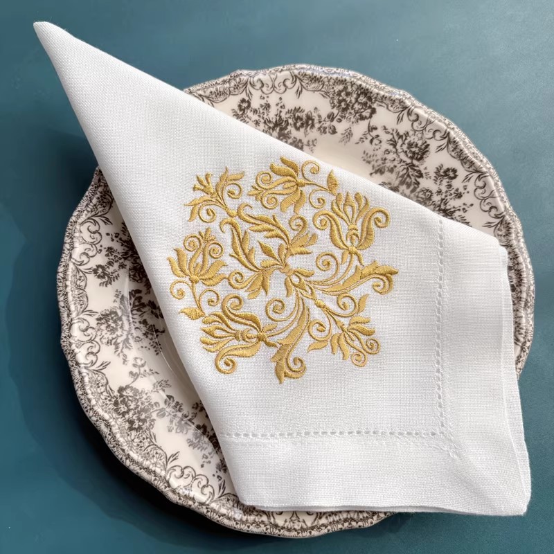 مناديل مطرزة يدويًا بنقوش زهري - مراجعة Monogrammed Handkerchief وسعره