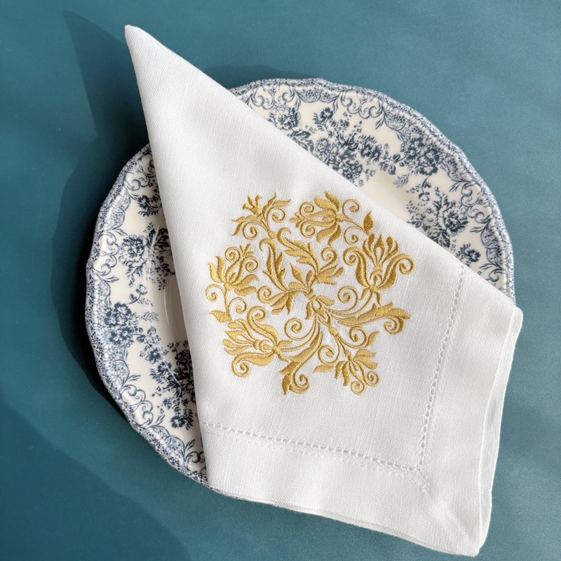 مناديل مطرزة يدويًا بنقوش زهري - مراجعة Monogrammed Handkerchief وسعره